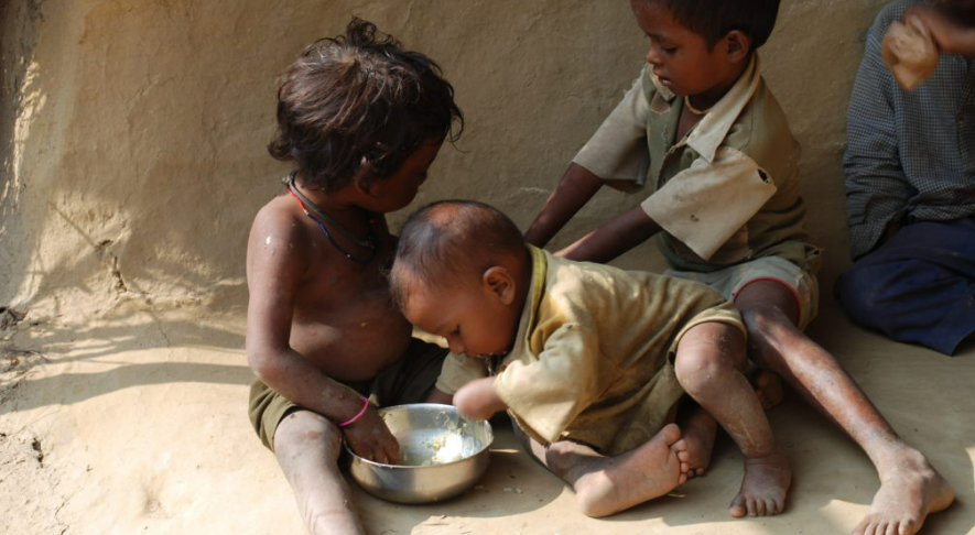 Mãe alimentando criança